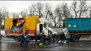 В стоящий контейнеровоз: момент массового ДТП в подмосковной Балашихе