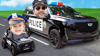 Chris anda em um carro de polícia de brinquedo - Histórias infantis sobre bom comportamento e regras