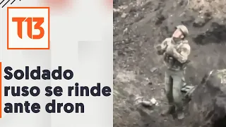 Soldado ruso en medio de una trinchera se rinde ante dron ucraniano