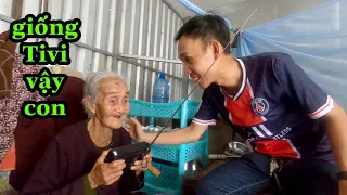 Bà cụ 100 tuổi thích ăn bánh xèo tỏ ra thích thú khi tự cầm chiếc máy Radio mở Cải Lương