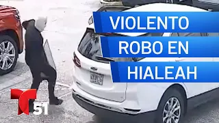 Mujer víctima de violento robo frente a tienda en Hialeah; acusan a madre e hijo