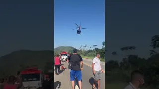 HELICÓPTERO ÁGUIA DA PM POUSA NA SP-55 PARA RESGATE DE VÍTIMA DE ACIDENTE EM SÃO SEBASTIÃO