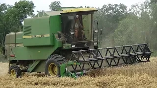 Harvest 2019 - Combining Wheat with Classic John Deere 1075