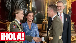 Besamanos: La princesa Leonor saluda a sus compañeros de la Academia ante las bromas de sus padres