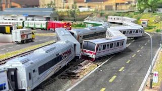 Drama kereta api KRL menabrak kereta api Penumpang Eksekutif &gerbong kargo hingga anjlok terguling