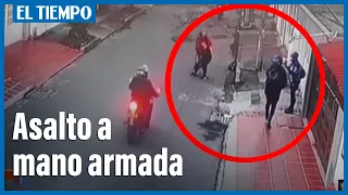 Una pareja fue atracada por cuatro delincuentes armados y en moto | El Tiempo