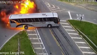 Clip: Xe buýt nổ như cầu lửa sau cú đâm liên hoàn với xe tải và taxi