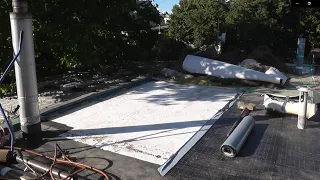 Asfaltový samolepící pás na polystyrenu na ploché střeše.