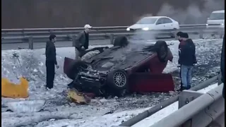 Что вы знаете об уровнях эпичности: водитель прозевал съезд и влетел в ограждение на КАД