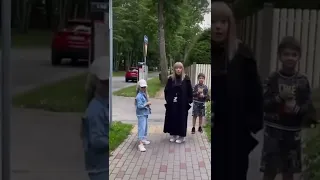 Пугачева и Галкин с детьми на прогулке