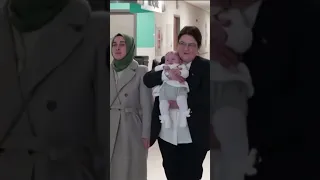 WIEDERVEREINIGUNG NACH TÜRKEI-ERDBEBEN: Mutter hält ihr Baby wieder in den Armen | WELT #Shorts