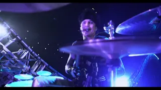 Tommy Lee (Mötley Crüe). Fantastic drum solo.