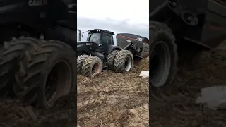 Застрял при разгрузке. Трактор в грязи/tractor in mud