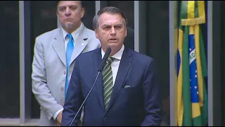 Bolsonaro sobre críticas a filho em embaixada: "Sinal que é a pessoa adequada"