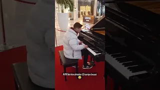 Avm de piyano çalan amatör