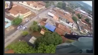 Полицейские (GRAER) на вертолете гонятся за бандитами (Бразилия).
