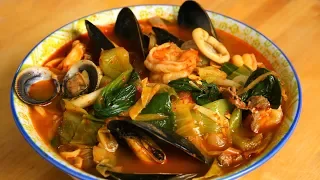 Spicy seafood and meat mixed noodle soup (Jjamppong: 짬뽕)