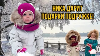 Ника собирает и дарит подарки подружке!Обьясняем зачем мы прилетели домой.День с бабушкой!