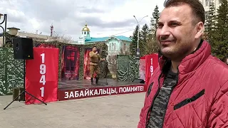 Нетрезвый военный поёт в День Победы в Чите