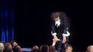 Leapin' Lizards: Liberace showing off his rings (1978)