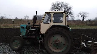 Трактор Юмз - 6 пашет огород плугом от Дт-75