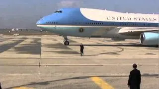 Raw video: Obama's arrival on Air Force 1
