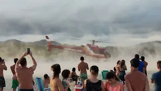 Helicóptero do convênio Bombeiros/ SAMU decolando na praia