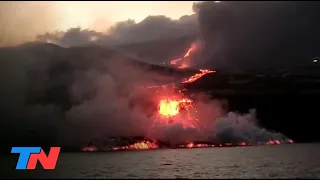 La lava del volcán de La Palma llegó al mar y hay alarma por una columna de gases tóxicos