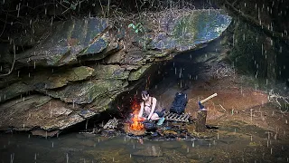 Build a survival shelter despite heavy rain - Bushcraft in the cliff, wooden beds, cooking on stone