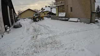 Tyle śniegu nasypało - dziadek odśnieża