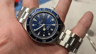 Glycine Combat Sub 39 Blue - Brush finishing the high polished on the center links