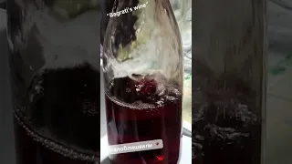 Розлив вина из сорта винограда Мгалоблишвили. Грузия, Имерети, Цителхеви. Винодельня"Bagrati's wine"