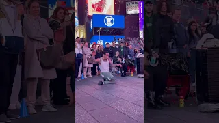 Times Square’s breakdance, New York City breakdancing! #youtubeshorts #timessquare #newyorkcity