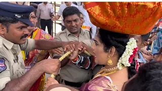 Jogini Shymala Devi Argument with Police At Balkampet Yellamma Talli Kalyanam 2023 | Jogini Shymala