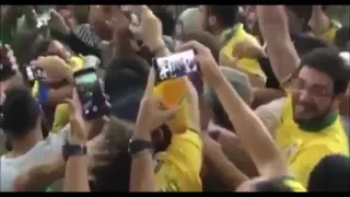 NEYMAR ABRAÇA BRUNA MARQUEZINE DEPOIS DO JOGO