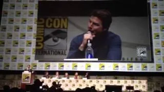 Tom Cruise sings to Chris Hardwick SDCC 2013