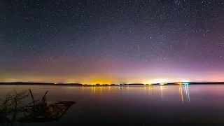 Безмятежность Таймлапс видео со звездным небом на берегу озера