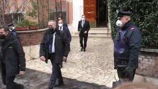Mario Draghi esce di casa per andare a giurare al Quirinale (in mano ha una cartelletta verde)