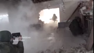 Донецк аэропорт 15 01 2015 Боец Спарты бьет с РПГ   Fighter 'Sparta' shoots from RPG