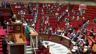 En France, la Première ministre échappe à la censure, malgré le soutien du RN à la Nupes