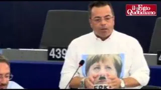 Parlamento Ue, Buonanno raffigura Merkel come Hitler. L'ammonimento: "Ora se la vedrà con Schulz"