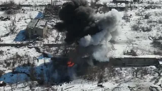 Безпілотник ЗСУ зафіксував пряме влучення в танк окупантів, який на повному ходу долав рів.