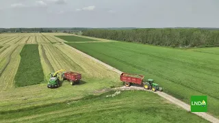 Gras hakselen door loonbedrijf J. de Heus met hun John Deere 8500i