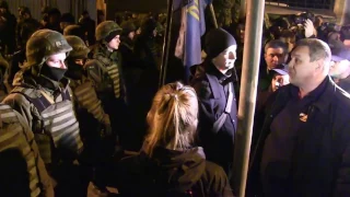 Толпа протестующих ночью штурмовала администрацию Порошенко, требуя импичмента