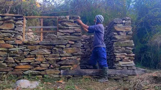 building Bushcraft stone shelter | offgrid living, long term Bushcraft shelter