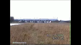 Электропоезд ЭР200 пролетает Вышний Волочёк, река Цна. 2001 год.