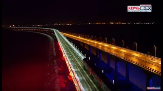 Первый пассажирский поезд проходит арки Крымского моста: видео с коптера