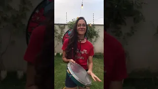 Menina viraliza tocando pandeiro