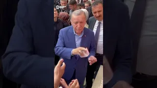 Эрдоган раздает деньги в день голосования