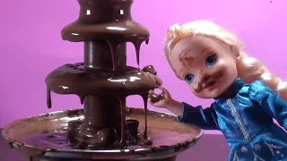 Elsa and Anna toddlers CHOCOLATE FOUNTAIN and cupcakes Elsa gets dirty & go to the swimming pool